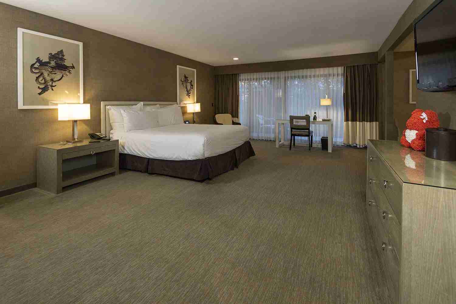 luxe-hotel-sunset-bedroom-1